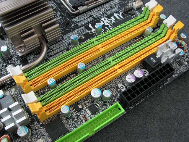 Quatre Emplacements Pour Modules De Mémoire RAM DDR4 Sur Une Carte